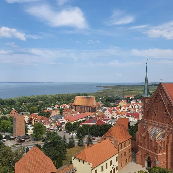 Frombork, Polonya - 17 Ağustos 2020: Frombork, Polonya 'nın hava manzarası. Gözetleme kulesinden görüntü.