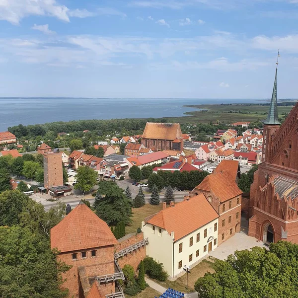 Frombork, Polonya - 17 Ağustos 2020: Frombork, Polonya 'nın hava manzarası. Gözetleme kulesinden görüntü.