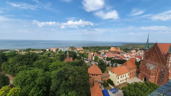 Frombork, Polonya - 17 Ağustos 2020: Frombork, Polonya 'nın hava manzarası. Gözetleme kulesinden görüntü.