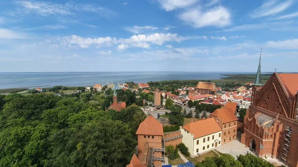 Frombork, Polonya - 17 Ağustos 2020: Frombork, Polonya 'nın hava manzarası. Gözetleme kulesinden görüntü.