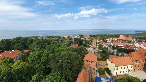 Frombork, Polonya - 17 Ağustos 2020: Frombork, Polonya 'nın hava manzarası. Gözetleme kulesinden görüntü.