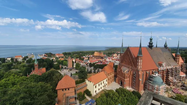 Frombork, Polonya - 17 Ağustos 2020: Frombork, Polonya 'nın hava manzarası. Gözetleme kulesinden görüntü.