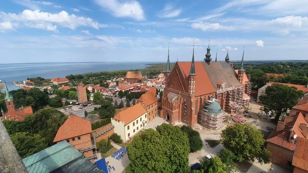 Frombork, Polonya - 17 Ağustos 2020: Frombork, Polonya 'nın hava manzarası. Gözetleme kulesinden görüntü.