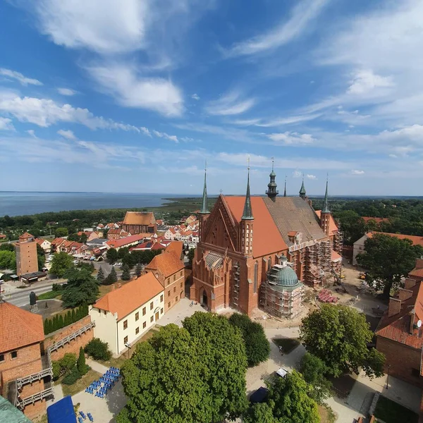 Frombork, Polonya - 17 Ağustos 2020: Frombork, Polonya 'nın hava manzarası. Gözetleme kulesinden görüntü.