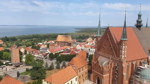 Frombork, Polonya - 17 Ağustos 2020: Frombork, Polonya 'nın hava manzarası. Gözetleme kulesinden görüntü.