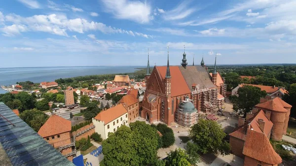 Frombork, Polonya - 17 Ağustos 2020: Frombork, Polonya 'nın hava manzarası. Gözetleme kulesinden görüntü.