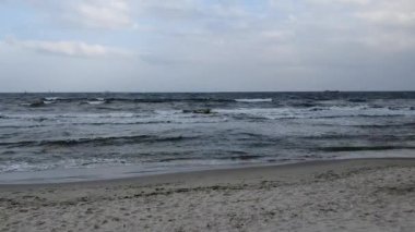 Polonya 'nın Gdynia şehrinde rüzgarlı bir sonbahar gününde deniz.