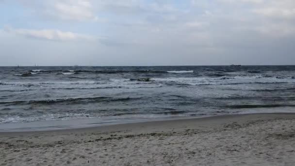 Morze Wietrzny Jesienny Dzień Gdyni Polska — Wideo stockowe