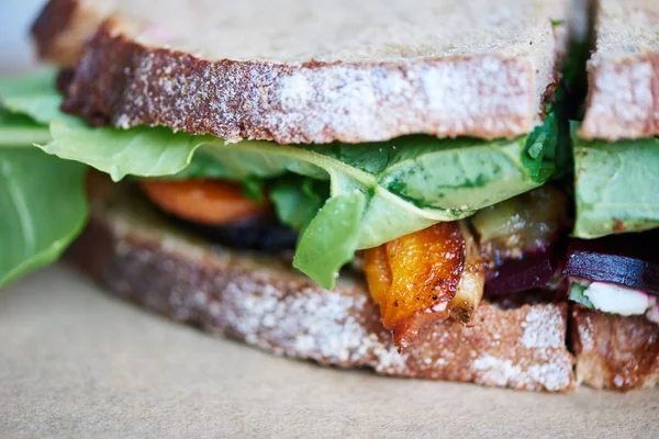 Primer Plano Sándwich Con Una Variedad Verduras Orgánicas Cortadas Por — Foto de Stock