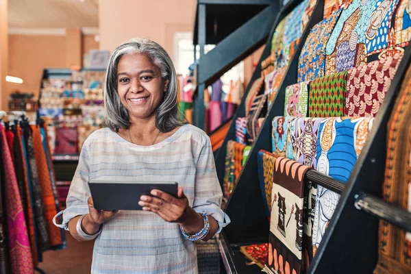 Retrato Proprietário Loja Tecido Maduro Sorridente Lado Prateleiras Panos Coloridos — Fotografia de Stock