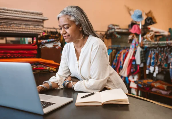 Sorridente Proprietario Maturo Negozio Tessuti Che Lavora Computer Portatile Annota — Foto Stock