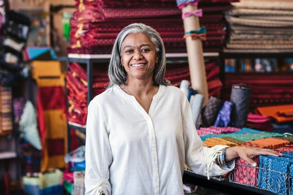 Porträtt Leende Mogen Tyg Butiksägare Som Står Hennes Butik Omgiven — Stockfoto