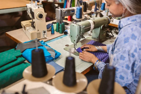 Érett Varrónő Egy Asztalnál Neki Boltban Egy Varrógép Segítségével Öltés — Stock Fotó