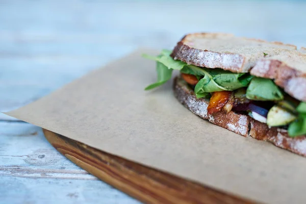 Gros Plan Sandwich Avec Des Légumes Bio Assortis Reposant Sur — Photo