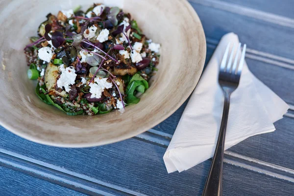 Ángulo Alto Una Ensalada Saludable Verduras Orgánicas Mezcladas Tazón Junto —  Fotos de Stock