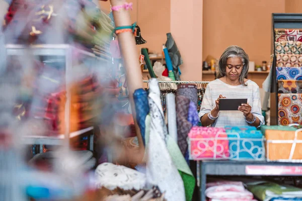 Mogen Tyg Shop Ägare Arbetar Med Digital Platta Stående Räknare — Stockfoto