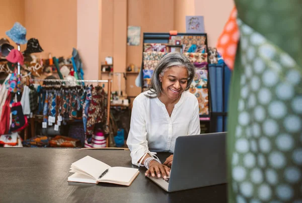 Leende Mogen Tyg Shop Ägare Står Vid Räknare Omgiven Färgglada — Stockfoto