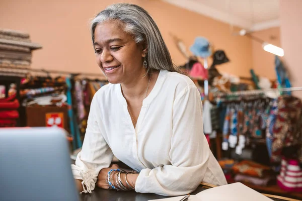 Dueño Maduro Sonriente Tienda Tela Que Trabaja Línea Con Ordenador — Foto de Stock