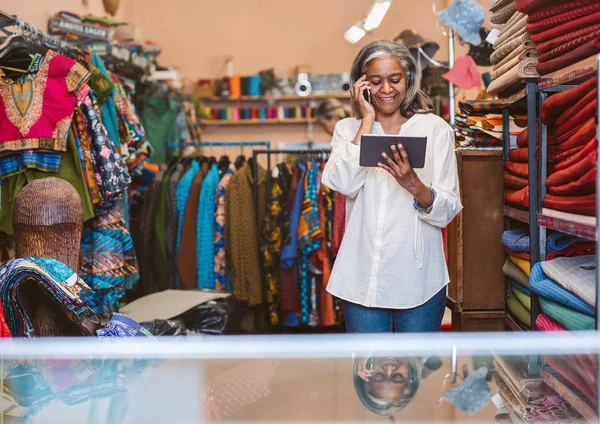 Lächelnder Älterer Stoffladen Besitzer Der Neben Bunten Textilien Und Tüchern — Stockfoto