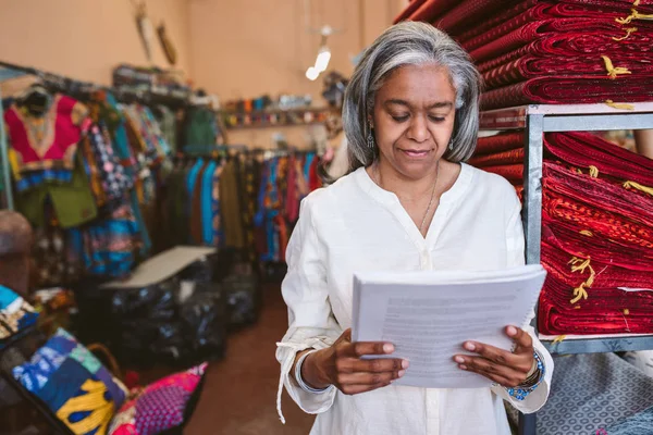 Dueño Maduro Tienda Telas Leyendo Papeleo Mientras Está Pie Junto — Foto de Stock