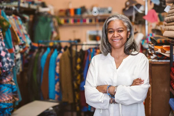 Dueña Una Tienda Tela Madura Sonriente Pie Con Los Brazos — Foto de Stock