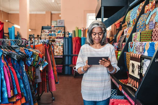 Olgun Kumaş Dükkanı Sahibi Tam Renkli Bezler Tekstil Raflar Yanında — Stok fotoğraf