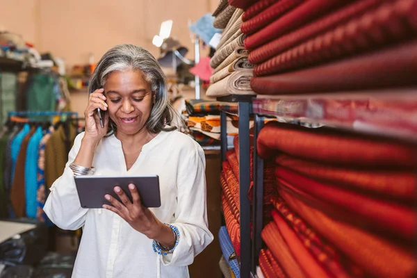 Lächelnder Älterer Stoffladen Besitzer Der Neben Bunten Tüchern Und Textilien — Stockfoto