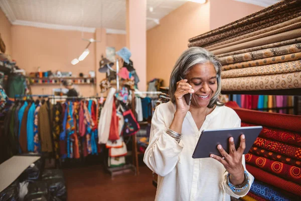 Sorridente Proprietario Maturo Negozio Tessuti Utilizzando Tablet Digitale Parlando Cellulare — Foto Stock