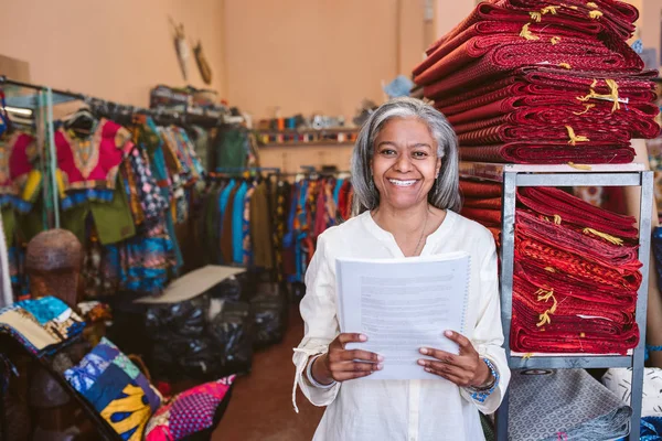 Portrait Propriétaire Magasin Tissu Mature Souriant Lisant Paperasse Tout Tenant — Photo