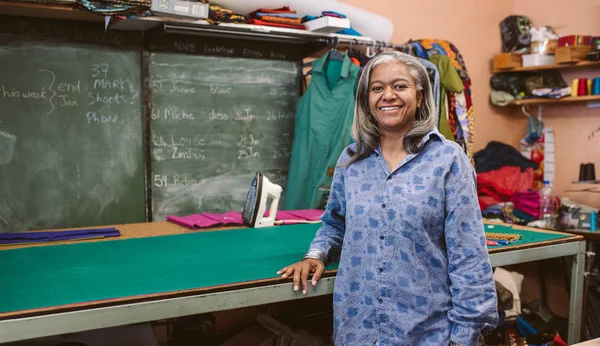 Retrato Uma Costureira Madura Sorridente Lado Uma Mesa Sua Oficina — Fotografia de Stock