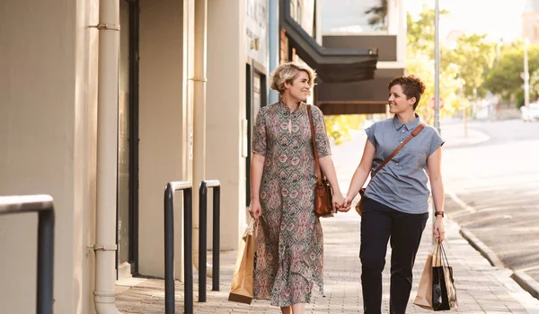 Sonriente Joven Pareja Lesbianas Caminando Mano Por Una Calle Ciudad — Foto de Stock