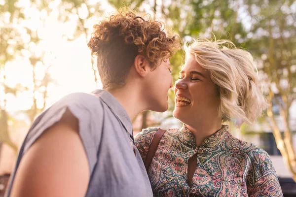 Feliz Joven Pareja Lesbianas Pie Una Calle Ciudad Riendo Juntos — Foto de Stock