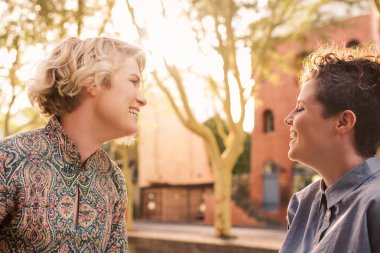 Birlikte dışarı güneşli bir gün şehirde tadını çıkarırken bir sokakta dans genç arkadaşlarım gülüyor yakın çekim