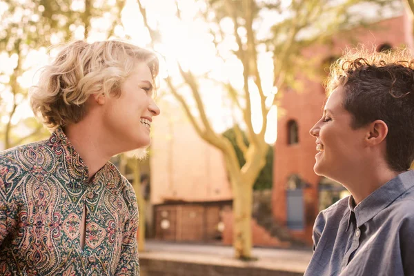 Birlikte dışarı güneşli bir gün şehirde tadını çıkarırken bir sokakta dans genç arkadaşlarım gülüyor yakın çekim