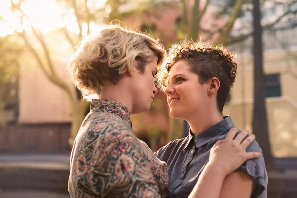 Romantique Jeune Couple Lesbien Debout Bras Dans Bras Regardant Dans — Photo