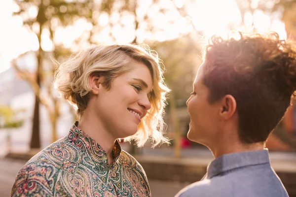 Sonriendo Joven Pareja Lesbianas Pie Mirándose Los Ojos Mientras Disfrutan — Foto de Stock