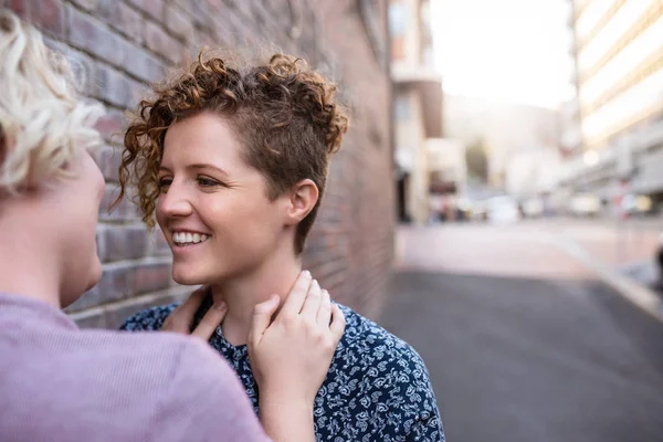 Sorridente Giovane Coppia Lesbica Affettuosamente Guardando Negli Occhi Altro Mentre — Foto Stock