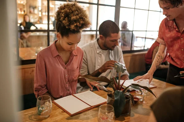 Genç Kadın Bir Grup Arkadaşıyla Şık Bir Restoranda Bir Masada — Stok fotoğraf