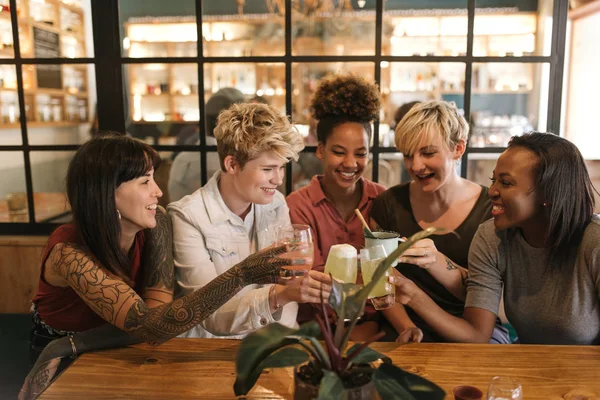 Groupe Souriant Jeunes Copines Diverses Assises Une Table Dans Bistrot — Photo