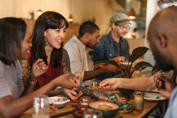 Gruppo Sorridente Diversi Giovani Amici Seduti Tavolo Bistrot Alla Moda — Foto Stock