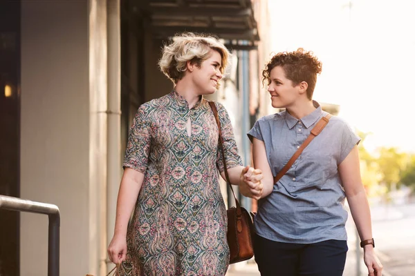 Glimlachend Jonge Lesbische Paar Lopen Hand Hand Samen Een Straat — Stockfoto