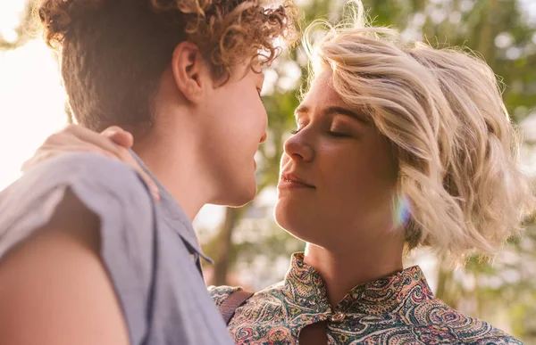 Inhoud Jonge Lesbische Paar Staande Een Straat Samen Zoenen Terwijl — Stockfoto