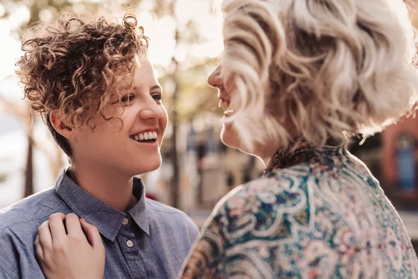 Souriant Jeune Couple Lesbien Rire Regarder Dans Les Yeux Autre — Photo
