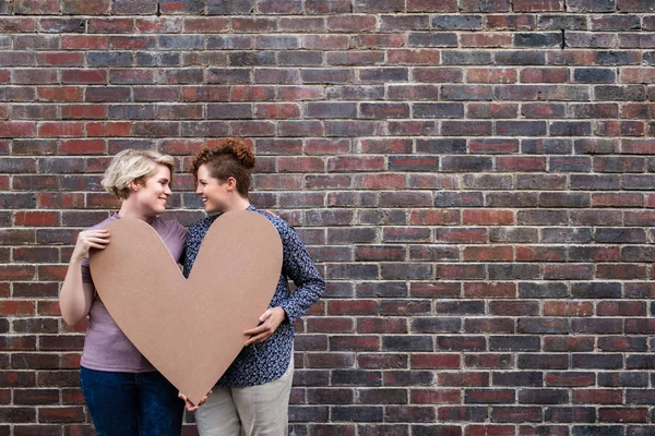 Jeune Couple Lesbien Souriant Regardant Tout Tenant Ensemble Devant Mur — Photo