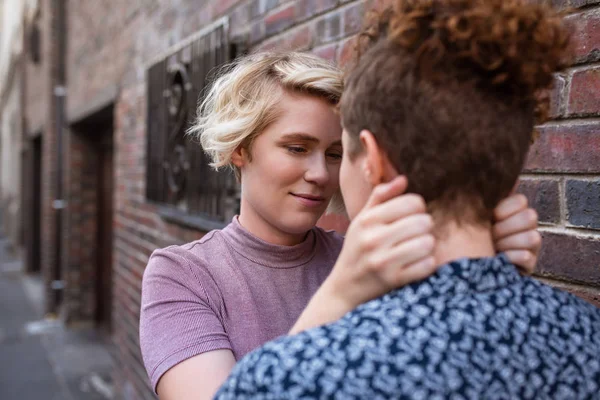 Přítulný Mladý Lesbický Pár Stojící Dohromady Před Cihlovou Zeď Mimo — Stock fotografie
