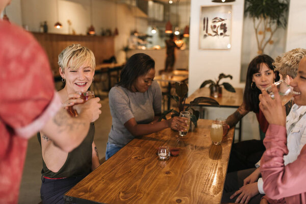 Diverse Group Smiling Young Female Friends Sitting Table Trendy Bistro — Stock Photo, Image