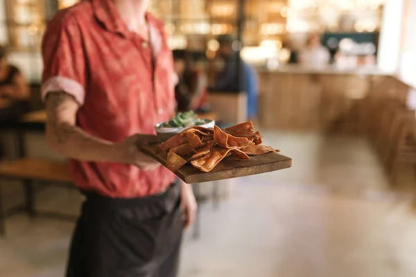 Närbild Servitör Som Håller Servering Ombord Med Nygjorda Nachos Stående — Stockfoto