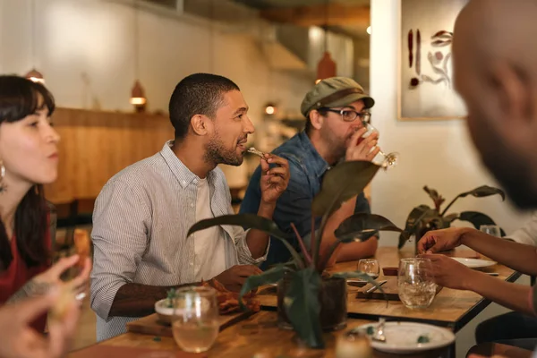 Diverso Grupo Jóvenes Amigos Sonrientes Sentados Juntos Una Mesa Restaurante —  Fotos de Stock