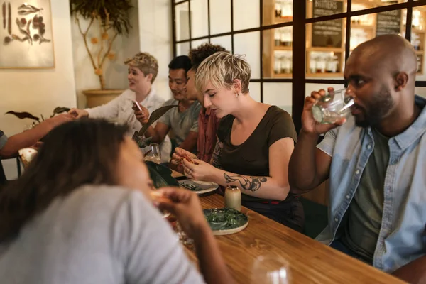 Trendy Bir Bistro Birlikte Içme Yemek Yeme Bir Masada Oturan — Stok fotoğraf