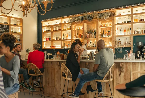 Sorrindo Jovem Casal Afro Americano Sentado Balcão Bar Conversando Tomando — Fotografia de Stock